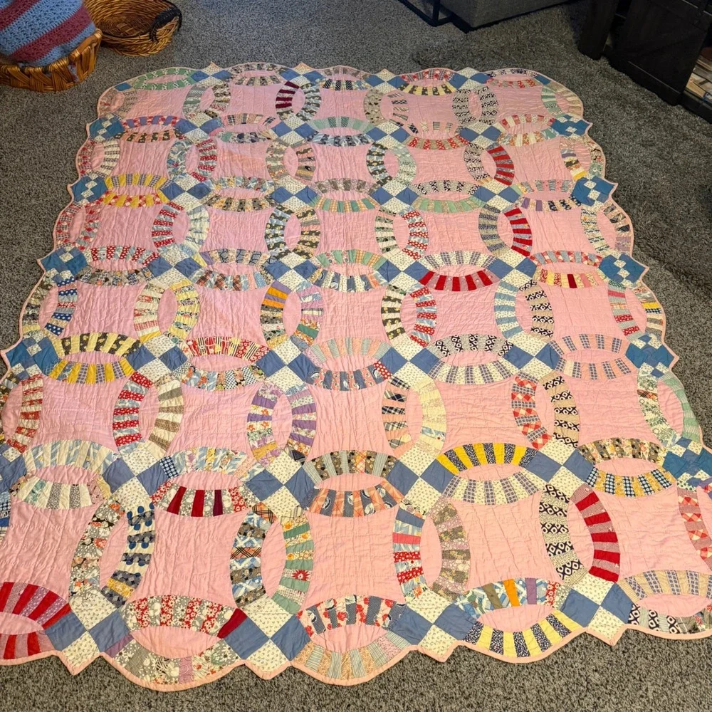 Vintage Handmade Double Wedding Ring Quilt Pink Scalloped Edge 84x70 Cotton
